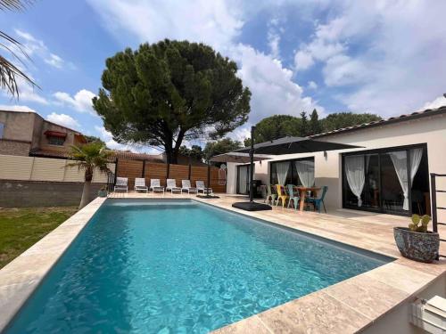 une piscine dans l'arrière-cour d'une maison dans l'établissement Gîte « la Niña », à Beaumes-de-Venise