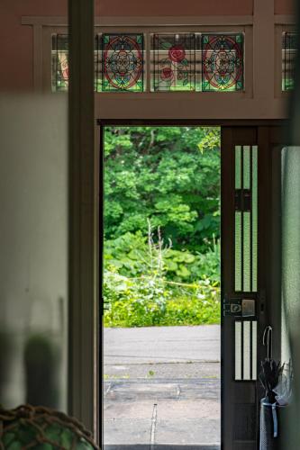 an open door with a view of a yard at 小樽民泊太田1号館 in Otaru