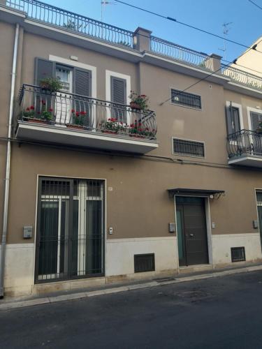 un edificio con 2 balcones con flores en Casa Lucia, en Bari