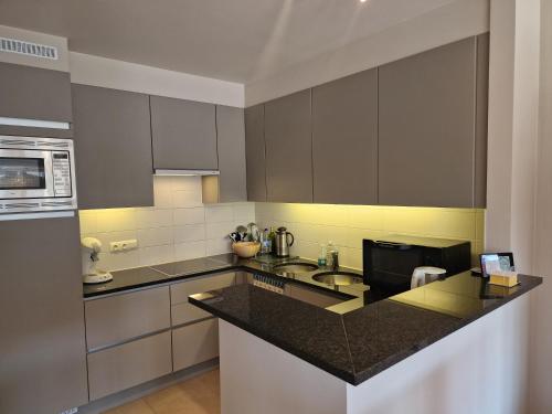 Oostduinkerke Apartments 2にあるキッチンまたは簡易キッチン