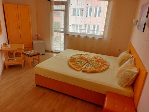プリモルスコにあるPrimorski Briz Guest Houseのベッドルーム1室(ベッド1台、開閉可能な窓付)