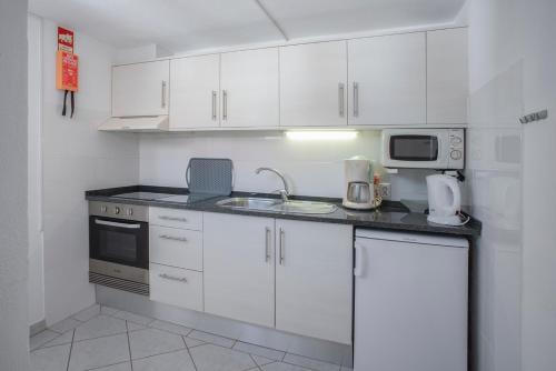 1 Bed Flat - Sleeps 2 - Pool - Parking - Wifi