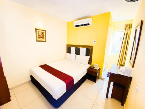 a hotel room with a bed in a room at Sun Inns Hotel Bandar Puchong Utama in Puchong