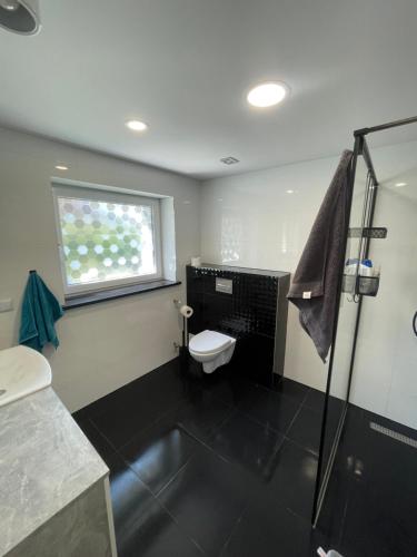 Koupelna v ubytování Apartament Dzierzecin