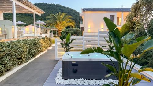 una bañera de hidromasaje en un patio junto a una casa en Pachis Escape Suites en Pachis