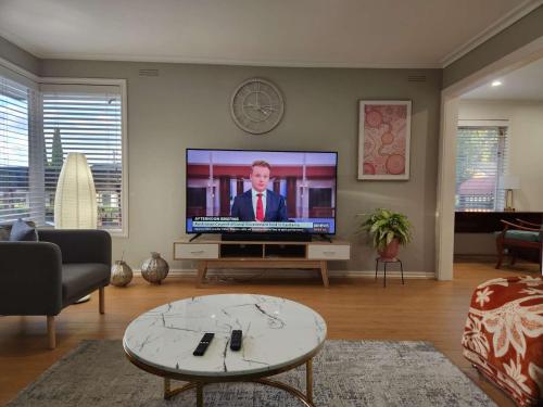 TV a/nebo společenská místnost v ubytování Spacious Frankston Retreat
