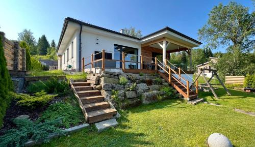 ein Haus mit einer Treppe, die zu einem Haus führt in der Unterkunft Lipno Villa Beach - Lipno Stausee - Lakeside in Loučovice