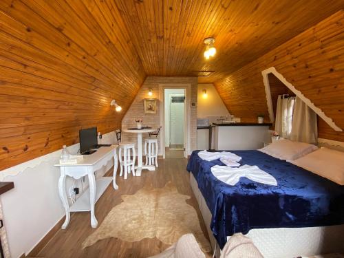 Ένα ή περισσότερα κρεβάτια σε δωμάτιο στο Chalés Paraíso Monte Verde