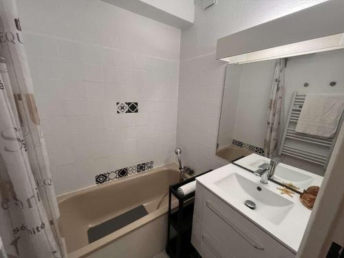 a bathroom with a sink and a tub and a toilet and a sink at Appartement Saint-Aygulf, 2 pièces, 4 personnes - FR-1-226A-88 in Saint-Aygulf