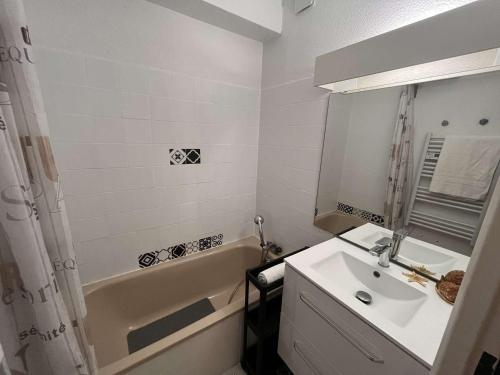 une salle de bain avec un lavabo et une baignoire et des toilettes et un lavabo dans l'établissement Appartement 2 pièces avec terrasse et parking à 400m de la plage – Saint Aygulf - FR-1-226A-88, à Saint-Aygulf