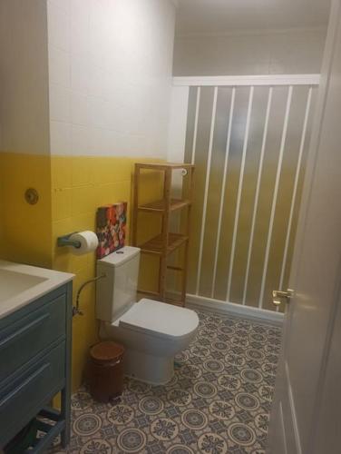 uma pequena casa de banho com WC e lavatório em Apartamento en Plentzia en barrio muy tranquilo con aparcamiento gratuito y al lado del metro em Elejalde