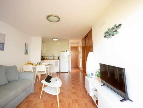 sala de estar con sofá y TV en Apartamento Maypa 1 Calma, en San Bartolomé