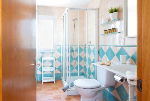 a bathroom with a toilet and a shower at Apartamento Maypa 1 Calma in San Bartolomé de Tirajana