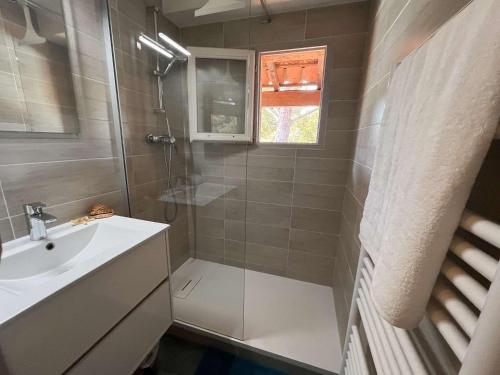 une salle de bain avec douche et lavabo dans l'établissement Appartement 2 pièces avec terrasse, piscine, parking privé et proche plage à Saint-Aygulf - FR-1-226A-87, à Saint-Aygulf