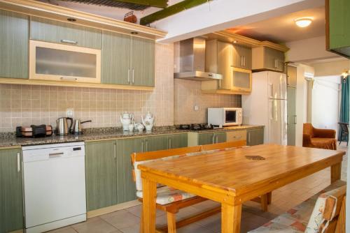 Virtuvė arba virtuvėlė apgyvendinimo įstaigoje Vacation Villa w Garden 10 min to Sea in Kusadasi