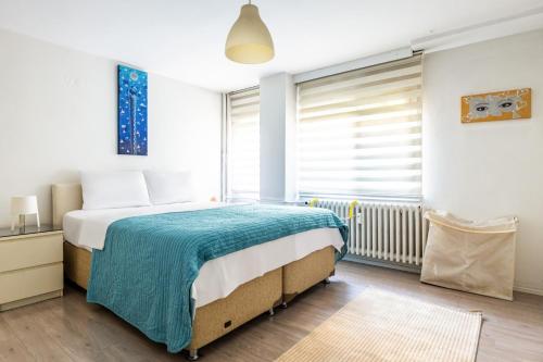 1 dormitorio con cama y ventana en Chic Flat, en Estambul