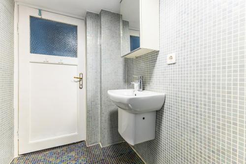 baño con lavabo y puerta blanca en Chic Flat, en Estambul