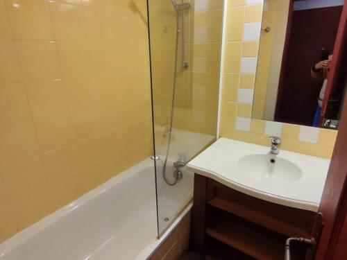 een badkamer met een wastafel en een douche bij Appartement Isola 2000, 2 pièces, 4 personnes - FR-1-292-197 in Isola