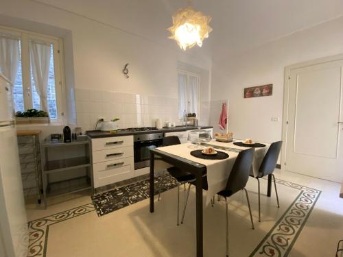 kuchnia ze stołem i krzesłami w kuchni w obiekcie Vetus Auximon w mieście Osimo