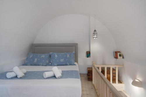 Postel nebo postele na pokoji v ubytování Santorita Suites