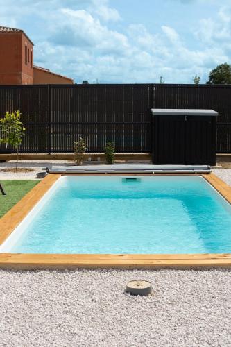 Kolam renang di atau dekat dengan Maison avec piscine, vue sur le Canal du Midi