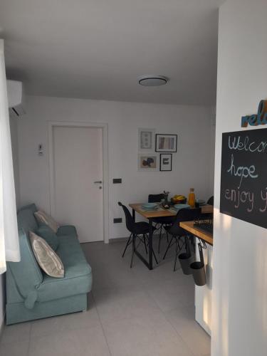ein Wohnzimmer mit einem Tisch und einem blauen Sofa in der Unterkunft Apartma Relax in Prestranek