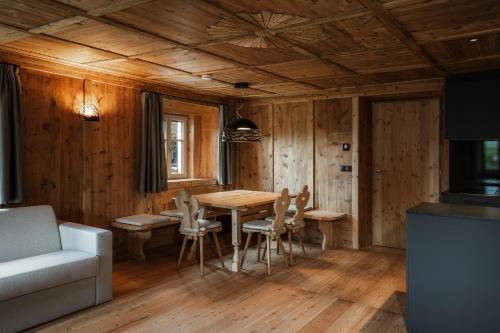 ein Esszimmer mit einem Tisch und Stühlen in der Unterkunft Adlhof Apartments in Bruneck