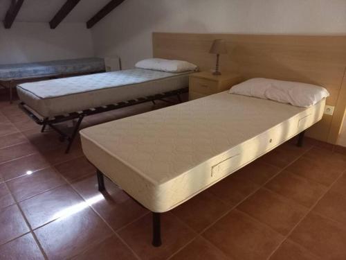 - 2 lits dans une pièce dans l'établissement Appartement de vacances Marine de Bravone - Corse, à Linguizzetta