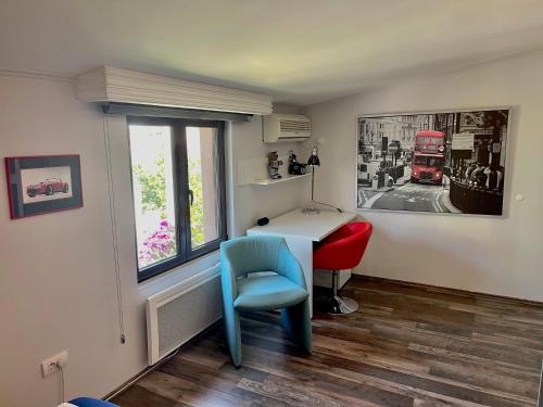 a room with a desk and two chairs and a window at Holiday Home Barska Vila in Bar