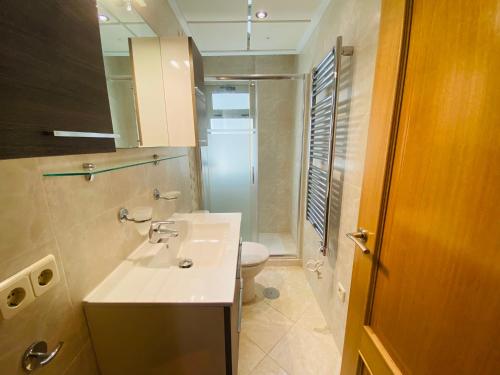 uma casa de banho com um lavatório e um WC em Alina365 Euromarina 78 em La Manga del Mar Menor