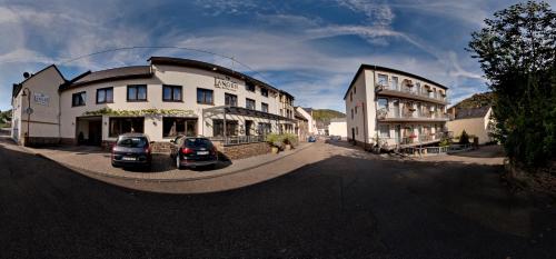 a couple of cars parked in front of a building at Hotel-Restaurant Langen in Kattenes