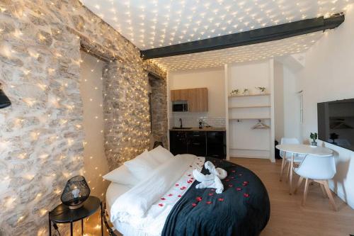 een slaapkamer met een bed met een knuffeldier erop bij Ode au bonheur in La Cadière-dʼAzur