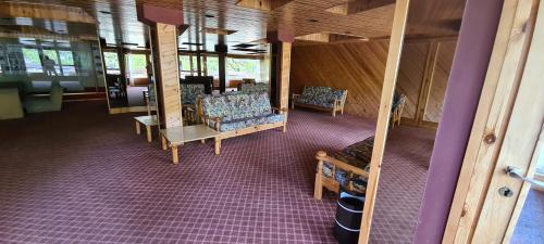 einen Blick über ein Zimmer mit Stühlen und Tischen in der Unterkunft Casa Andrea in Pila