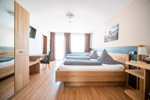 a hotel room with two beds in a room at Hotel-Restaurant Langen in Kattenes