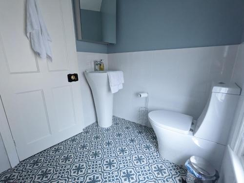 Et badeværelse på Pass the Keys Central 3 Bedroom Home With Free Parking