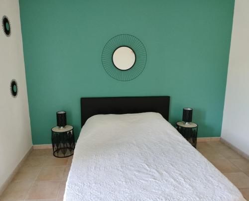 Una cama o camas en una habitación de Gite "l'Herbier" Domaine de Fonpeyroune