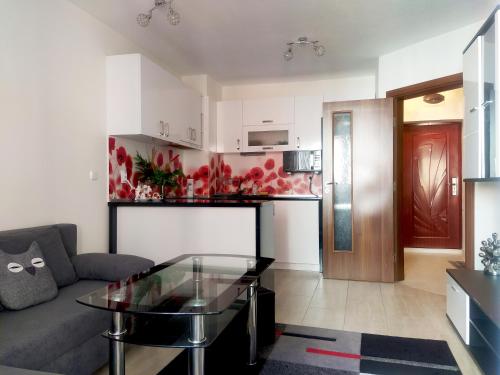 un soggiorno con divano e tavolo in vetro di Modern apartment in Burgas a Burgas