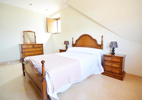1 dormitorio con 1 cama grande y vestidor en Casa con precioso jardín en Vilanova de Arousa, en Villanueva de Arosa