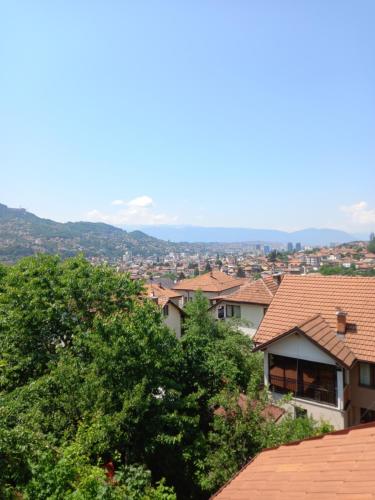 uma vista para uma cidade a partir do telhado de uma casa em The Bungalows em Sarajevo