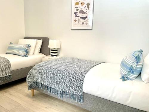 een slaapkamer met een bed en een bank bij Beachside Apartment 1 Porthcawl in Porthcawl