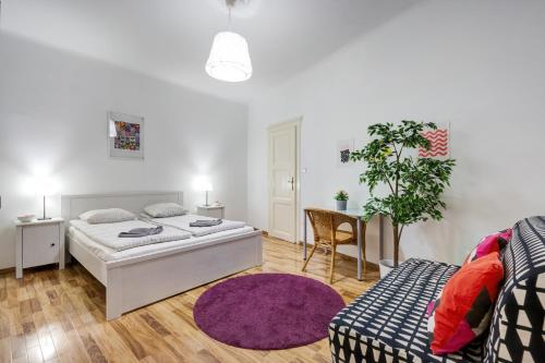 ブダペストにあるJulie's flatのベッドルーム1室(ベッド1台、紫の敷物のあるテーブル付)