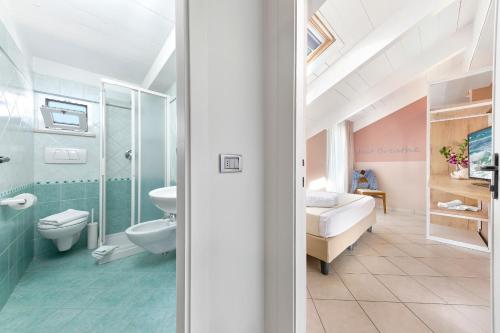 une salle de bains avec toilettes et lavabo dans l'établissement Hotel La Residenza, à Riccione