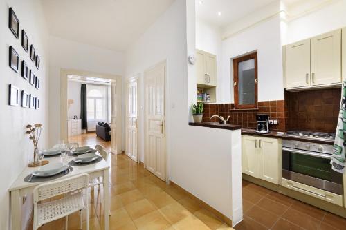 O bucătărie sau chicinetă la Spacious & serene downtown home with FREE parking