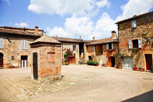 a group of brick buildings in a courtyard at Da Maria - Happy Rentals in Murlo