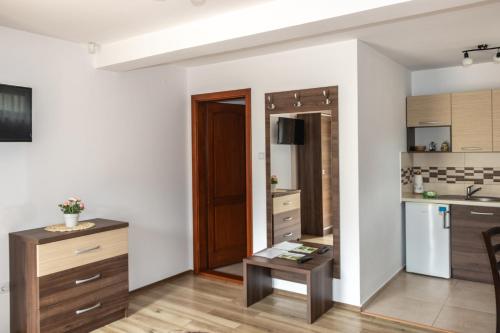 O bucătărie sau chicinetă la Casa Tofi Vendégház