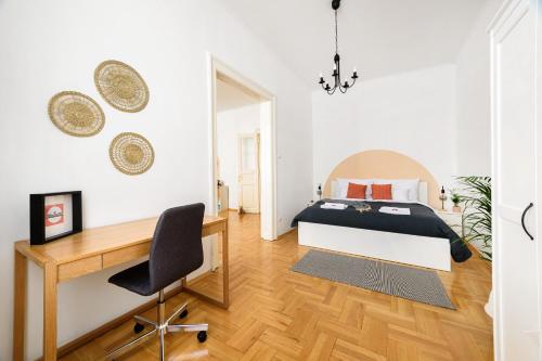 Un pat sau paturi într-o cameră la Spacious & serene downtown home with FREE parking