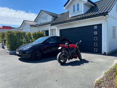 a motorcycle parked in front of a garage at Stort luftig hus i Fredrikstad in Fredrikstad