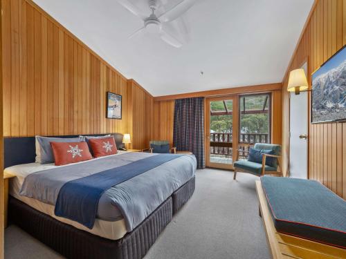 Кровать или кровати в номере Thredbo Alpine Hotel