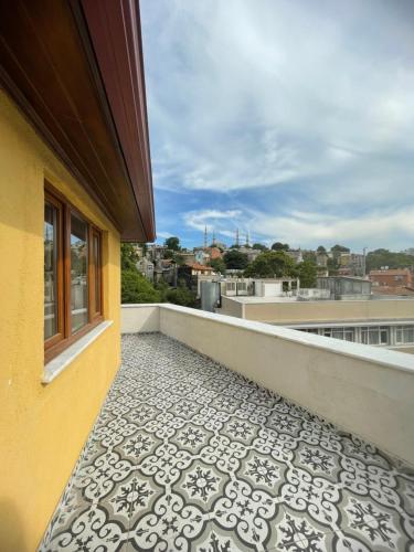 伊斯坦堡的住宿－Gold Corner Hotel，大楼内的阳台铺有瓷砖地板。