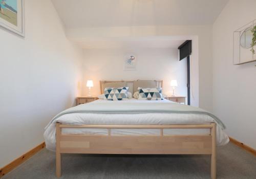 1 dormitorio con 1 cama grande y 2 almohadas en Belle Haven Chalet., en Dunbar
